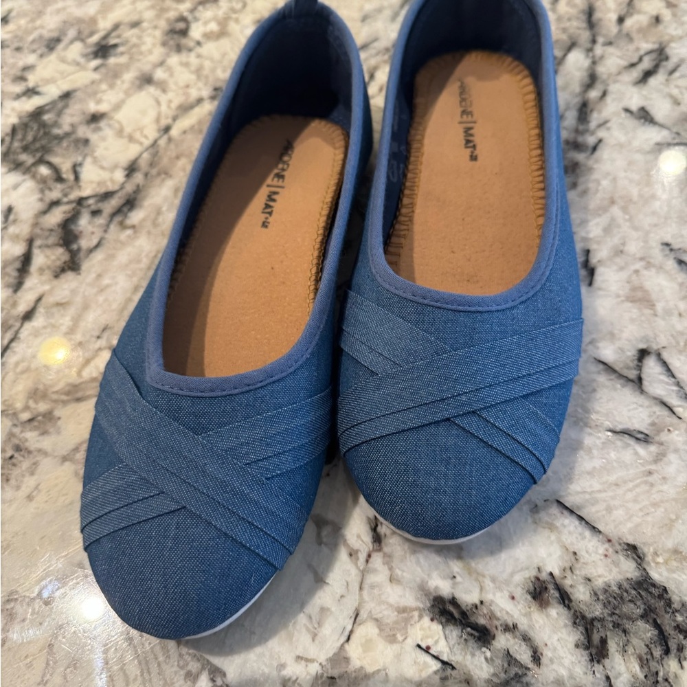 ARDENE RUN ABOUT FSBRIC FLATS, SIZE 6 (LOTS OF ROOM)